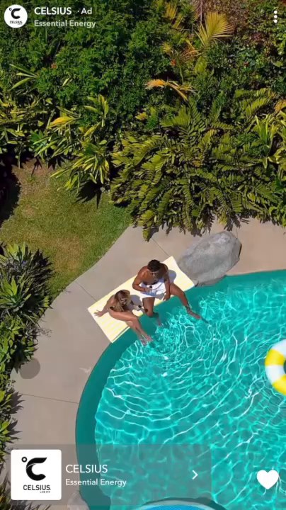 Snapchat 官方首页视频场景帧：竖屏、人物与即时互动